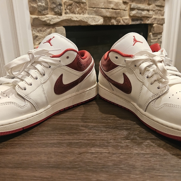 Air Jordan 1 Low SE - Picture 2 of 7